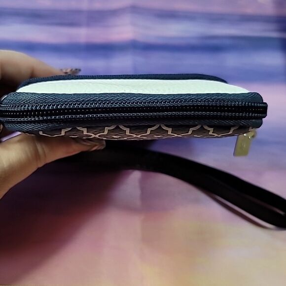 Disney Mickey Mouse Print D-Tech Electronics Zip Case with Wrist Strap - Picture 12 of 12